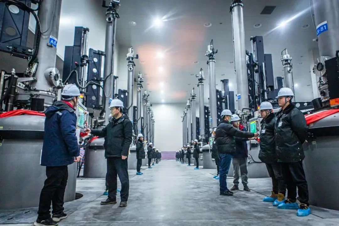 Gran noticia: La base Qinghai de Trina Solar obtuvo su primera varilla de silicio del horno SCEC